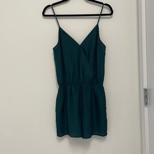 ✨ROMPER✨ light and flattering cut romper in green